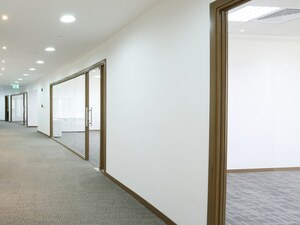 Flur mit Büroräumen in einer Systemhalle Abbildung eines Flurs mit Büroräumen in einer Systemhalle